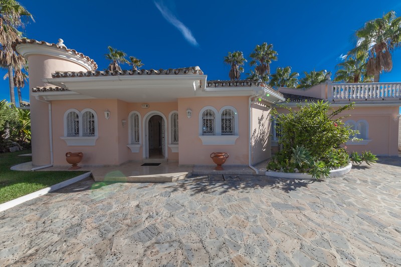 Detached bungalow style villa in Elviria, Marbella